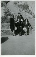 Fotografia de Américo Tomás e de Gertrudes Tomás com as filhas Maria Natália e Maria Madalena na Praia de Santa Cruz, em Torres Vedras