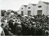 Fotografia da população saudando Américo Tomás, por ocasião da visita oficial realizada ao Algarve, de 11 e 14 a julho de 1965
