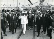 Fotografia de Américo Tomás, acompanhado por Gertrudes Rodrigues Tomás e por António Augusto Peixoto, em Inhambane, por ocasião da visita de estado efetuada a Moçambique