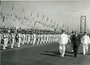 Fotografia de Américo Tomás durante a inauguração da Ponte 25 de Abril (ex-Ponte Salazar)