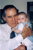 Fotografia de Ramalho Eanes com a sua neta Joana