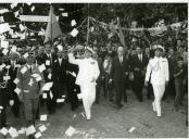 Fotografia de Américo Tomás, acompanhado por Eduardo de Arantes e Oliveira, saudando a população por ocasião da visita efetuada ao distrito de Bragança