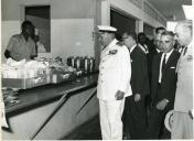 Fotografia de Américo Tomás, acompanhado por António Augusto Peixoto Correia, no refeitório do Bungo em Luanda, por ocasião de uma paragem de três dias em Angola, durante o regresso da visita de estado efetuada a Moçambique