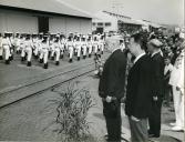 Fotografia de Américo Tomás, acompanhado por António Augusto Peixoto Correia e por Silvino Silvério Marques, assistindo a um desfile militar em Luanda, por ocasião de uma visita de estado efetuada a Angola