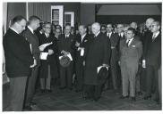 Fotografia de Américo Tomás acompanhado por César Moreira Batista nas instalações do Secretariado Nacional de Informação, presidindo à inauguração de uma exposição sobre arte espanhola