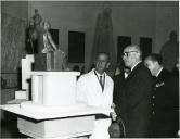 Fotografia de Américo Tomás por ocasião da visita efetuada ao atelier de Leopoldo de Almeida