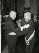 Fotografia de Américo Tomás no Palácio de Belém, condecorando António Augusto Peixoto Correia com Grã-Cruz da Ordem do Infante D. Henrique