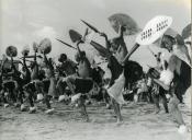 Fotografia de danças tribais por ocasião da visita de estado efetuada Américo Tomás a Moçambique
