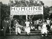 Fotografia de danças tribais por ocasião da visita de estado efetuada por Américo Tomás a Moçambique