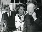 Fotografia de Américo Tomás dando ordem de partida, por telefone, à Regata Internacional Lisboa-Bermudas, que contou com a participação de doze países e os seus respetivos veleiros, tendo Portugal também participado com o navio-escola Sagres