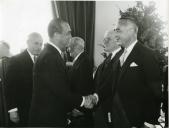 Fotografia de Américo Tomás, Oliveira Salazar e Juscelino Kubitschek durante uma visita de oficial