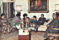 Fotografia de Ramalho Eanes com sua mulher Manuela Ramalho Eanes, os seus filhos Manuel e Miguel e outras individualidades