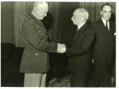 Fotografia de Óscar Carmona no Palácio de Belém, em Lisboa, durante uma audiência a Dwight D. Eisenhower, por ocasião duma reunião da Organização do Tratado do Atlântico Norte (OTAN-NATO)