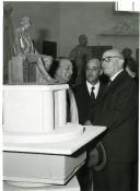 Fotografia de Américo Tomás, acompanhado por António Augusto Peixoto Correia e por Leopoldo de Almeida, observando uma escultura do Presidente do Conselho Oliveira Salazar, por ocasião de uma visita efetuada ao atelier do artista em Belém