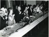 Fotografia de Américo Tomás, acompanhado por Gertrudes Rodrigues Tomás, durante a receção solene e banquete no Grande Hotel da cidade da Beira, durante a visita de estado a Moçambique