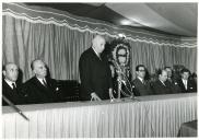 Fotografia de Américo Tomás, acompanhado por José João Gonçalves de Proença, em Margueira - Cacilhas - durante a sessão de início das obras do novo Estaleiro Naval do Porto de Lisboa