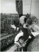 Fotografia de Américo Tomás, acompanhado por Gertrudes Rodrigues Tomás na varanda Assembleia Nacional, durante a cerimónia de posse como chefe do Estado