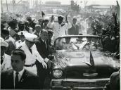 Fotografia de Américo Tomás sendo saudado pela população na cidade da Beira, durante a visita de estado a Moçambique