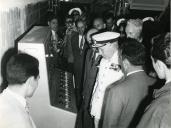 Fotografia de Américo Tomás, acompanhado por António Augusto Peixoto Correia, numa fábrica do distrito de Gaza, numa fábrica, por ocasião da visita de estado efetuada a Moçambique