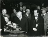 Fotografia de Américo Tomás, acompanhado de Gertrudes Rodrigues Tomás e Natália Rodrigues Tomás, assistindo a um sarau do Orfeão Universitário do Porto, no Pavilhão dos Desportos