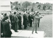 Fotografia de Américo Tomás, acompanhado por Correia de Oliveira, e por Galvão Teles, por ocasião da visita oficial efetuada às instalações do Clube Português de Tiro a Chumbo