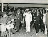 Fotografia de Américo Tomás, acompanhado por António Augusto Peixoto e por José Augusto da Costa Almeida, em Inhambane, por ocasião da visita de estado efetuada a Moçambique