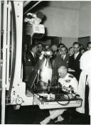 Fotografia de Américo Tomás na inauguração do Hospital de São João no Porto