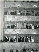 Fotografia de Américo Tomás, acompanhado por Gertrudes Rodrigues Tomás e por Maria Natália Rodrigues Tomás no Teatro Nacional de São Carlos, presidindo à inauguração da nova temporada de ópera