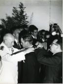 Fotografia de Américo Tomás atribuindo condecorações por ocasião da inauguração do Aeroporto do Funchal, na Ilha da Madeira