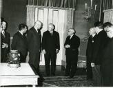 Fotografia de Américo Tomás no Palácio Nacional de Belém, recebendo o convite para participar nas celebrações do 9.º Centenário da Reconquista Cristã da Cidade de Coimbra