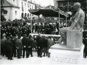 Fotografia de Américo Tomás, acompanhado por Gertrudes Rodrigues Tomás por Alfredo Rodrigues dos Santos Júnior, em Santa Comba Dão, por ocasião da visita oficial realizada ao distrito de Viseu