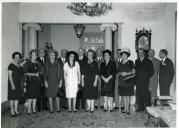 Fotografia de Américo Tomás, acompanhado por Gertrudes Rodrigues Tomás e por Alfredo Rodrigues dos Santos Júnior, no Palácio de Belém, por ocasião de um almoço oferecido aos comandos das forças de segurança interna