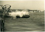 Fotografia dum torpedo sendo lançado à água a partir dum navio de guerra contratorpedeiro da Marinha Portuguesa