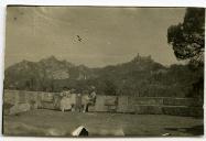 Fotografia de alguns familiares e amigos de Gertrudes Ribeiro da Costa, no Miradouro da Cruz durante uma visita à Quinta da Penha Verde, em Sintra.