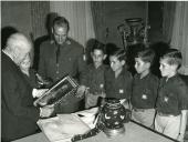 Fotografia de Américo Tomás no Palácio Nacional de Belém, recebendo em audiência seis alunos do ensino primário da Ilha da Madeira