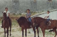 Fotografia de Ramalho Eanes com os seus filhos Manuel e Miguel
