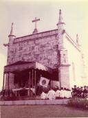Fotografia da missa de bênção de uma frota bacalhoeira, celebrada pelo Arcebispo Dom Manuel Trindade Salgueiro na Ermida de São Jerónimo, no Restelo