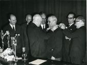 Fotografia de Américo Tomás, acompanhado por José João Gonçalves de Proença, Eduardo de Arantes e Oliveira e por Correia de Oliveira, em Montalegre, atribuindo condecorações, por ocasião da inauguração da Barragem dos Pisões