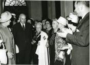 Fotografia de Américo Tomás, acompanhado por Gertrudes Rodrigues Tomás, visitando o Recolhimento da Encarnação