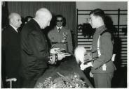 Fotografia de Américo Tomás no Instituto dos Pupilos do Exército durante a cerimónia de abertura do novo letivo