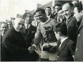Fotografia de Américo Tomás no Estádio do Restelo, entregando a Taça de Ouro da Imprensa ao Sport Lisboa e Benfica