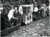 Fotografia de Américo Tomás, acompanhado por António Augusto Peixoto Correia, passeando num comboio turístico na Ilha do Príncipe, por ocasião da visita oficial efetuada a São Tomé e Príncipe