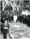 Fotografia de Américo Tomás, acompanhado por Alfredo Rodrigues dos Santos Júnior, caminhando pelas ruas de Vila Real, por ocasião da visita oficial efetuada ao norte de Portugal