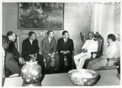 Fotografia de Américo Tomás no Palácio de Belém, recebendo em audiência uma delegação de Vila Pery, em Moçambique, atualmente designada Chimoio