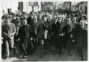 Fotografia de Américo Tomás saudando a população, por ocasião da visita efetuada à vila da Azambuja
