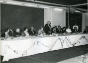 Fotografia de Américo Tomás, acompanhado por Gertrudes Rodrigues Toma, António Augusto Peixoto Correia, Moisés Alves de Pinho, discursando em Luanda, por ocasião de uma paragem de três dias em Angola, durante o regresso da visita de estado efetuada a Moçambique