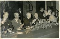 Fotografia de Américo Tomás acompanhado por António Augusto Peixoto Correia e por César Moreira Batista no restaurante Folclore, por ocasião de um almoço oferecido por José Manuel Martins
