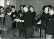 Fotografia de Américo Tomás, Francisco da Costa Gomes, responsáveis do Instituto e uma aluna, por ocasião da abertura solene do ano lectivo do Instituto de Odivelas, em Odivelas.