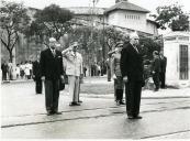 Fotografia de Américo Tomás no juramento da bandeira durante a cerimónia de encerramento do ano letivo na Academia Militar