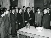 Fotografia de Américo Tomás no Palácio Nacional de Belém, recebendo em audiência os novos corpos gerentes do Sport Lisboa e Benfica